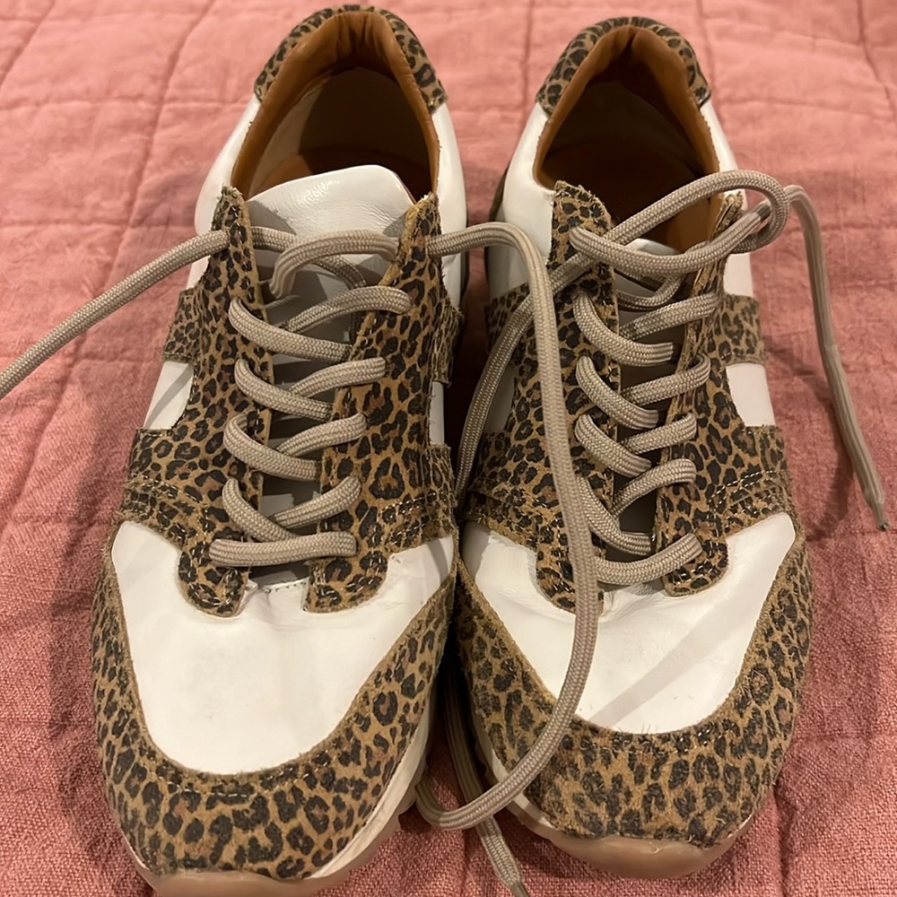 Gently worn ABLE Annie leopard shoes in 8.5!